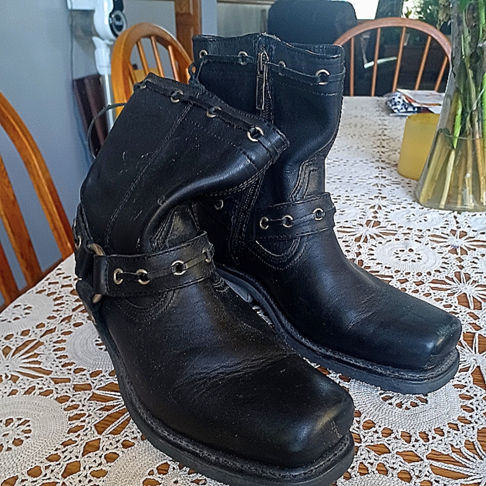 Women's Black string back zippered Harley Davidson boots...like new!